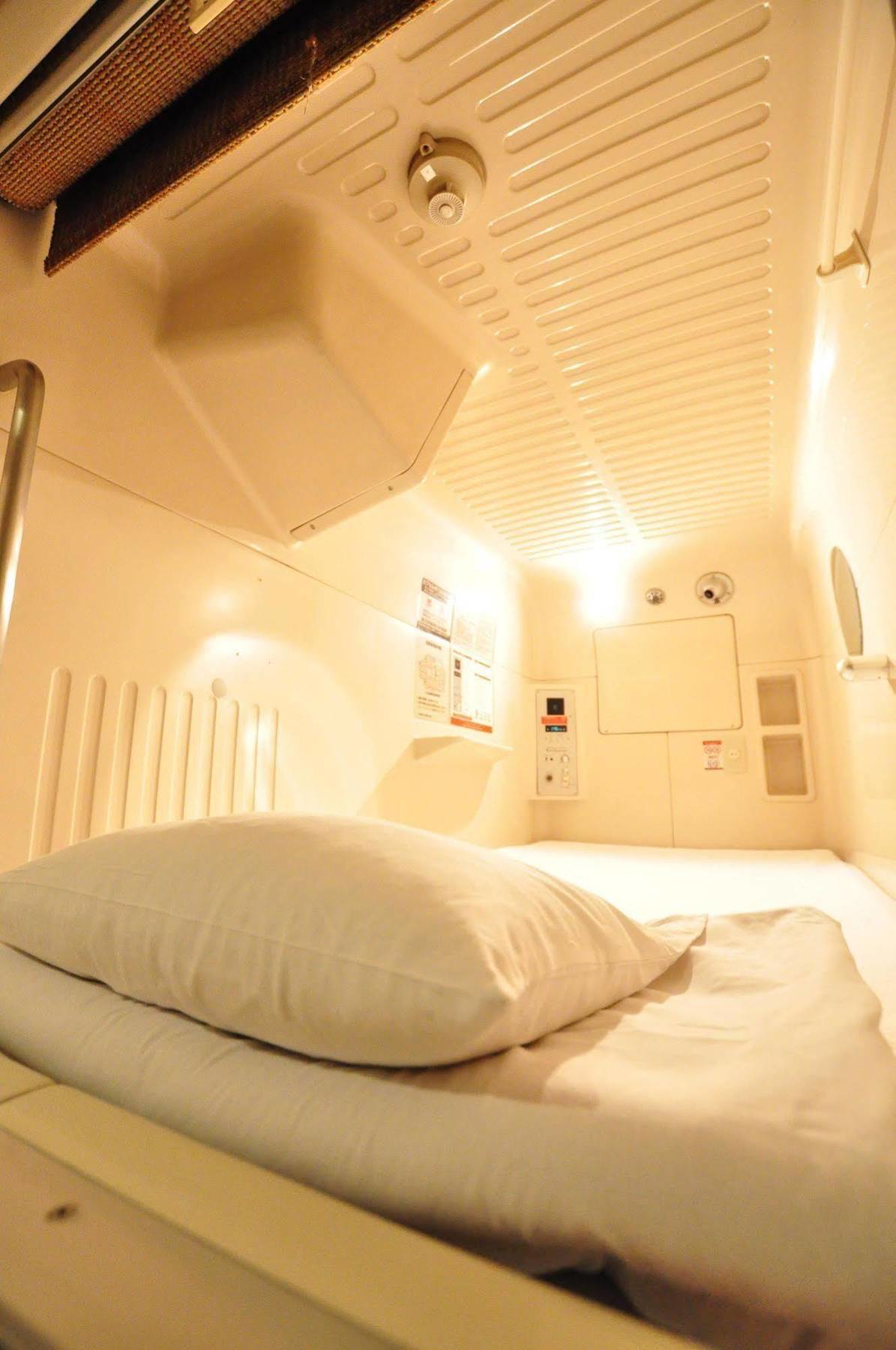 Capsule Hotel Asahi Plaza Shinsaibashi Осака Экстерьер фото