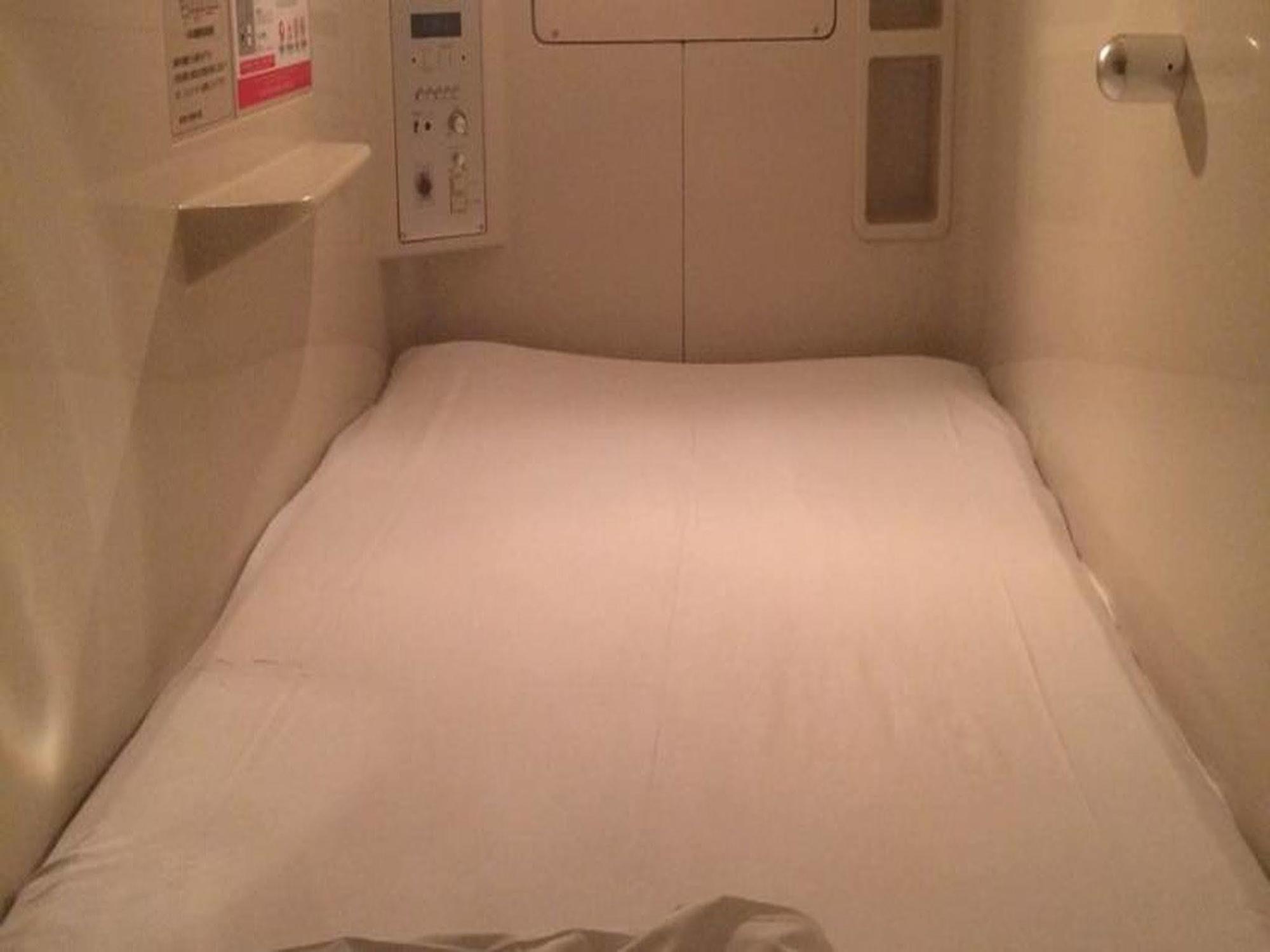 Capsule Hotel Asahi Plaza Shinsaibashi Осака Экстерьер фото